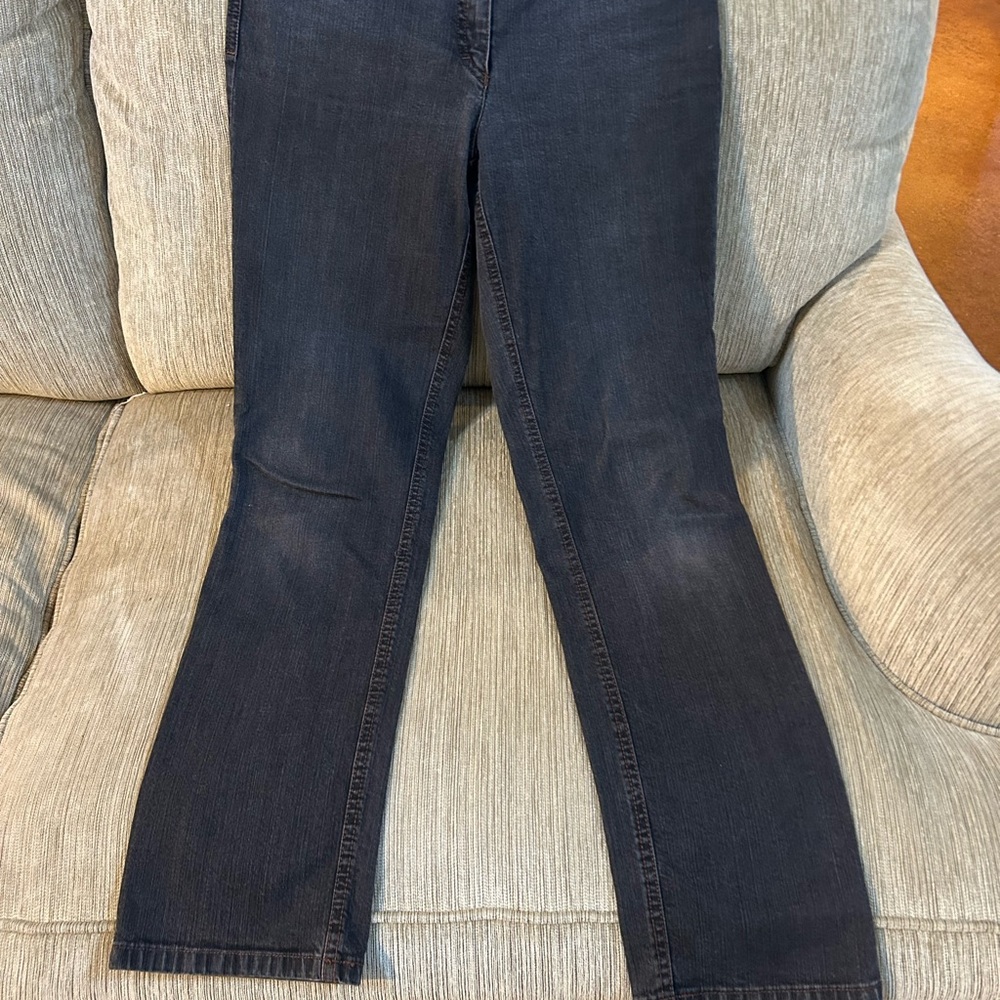 Women's straight leg jeans. - Picture 2 of 6